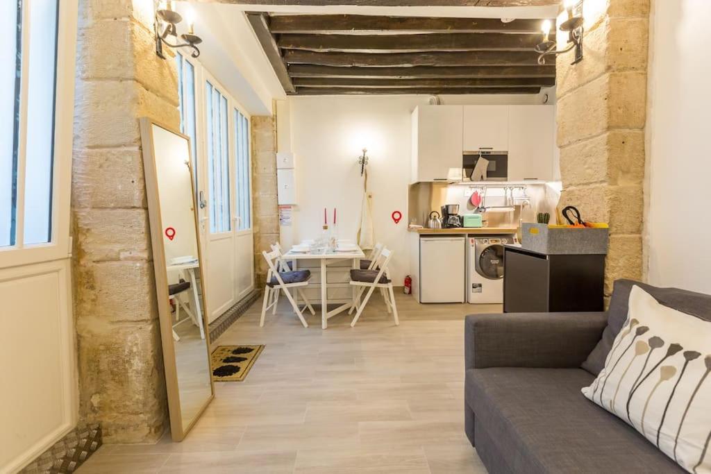 Beautiful In Louvre Museum Apartment